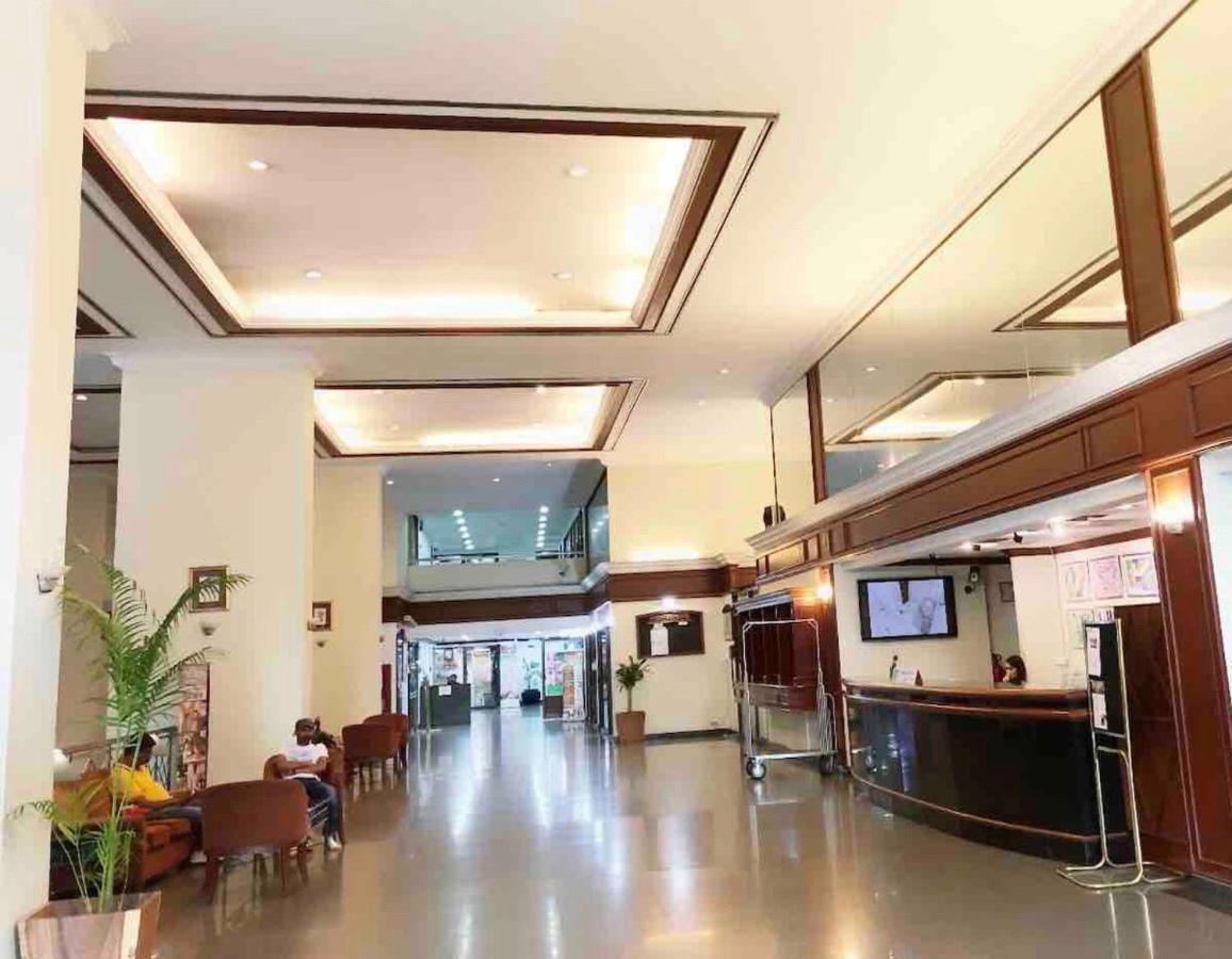 Omni Tower Cozy Apartment Near Nana Bts Бангкок Екстер'єр фото